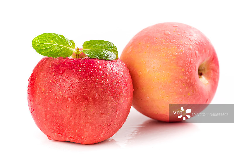 白底上的红富士苹果图片素材