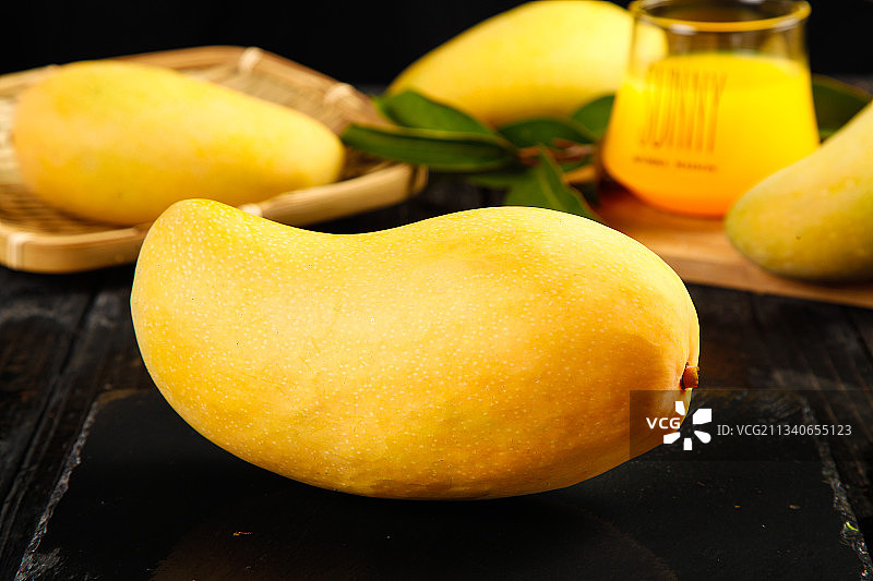 黑底上的水仙芒图片素材