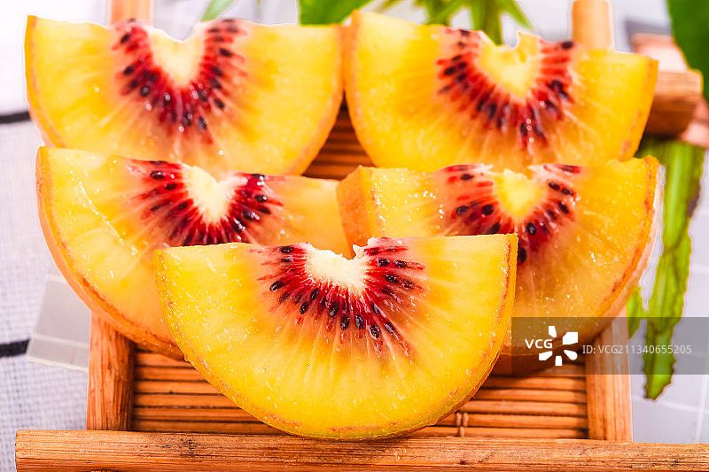 木碟里面放着切块的红心猕猴桃图片素材