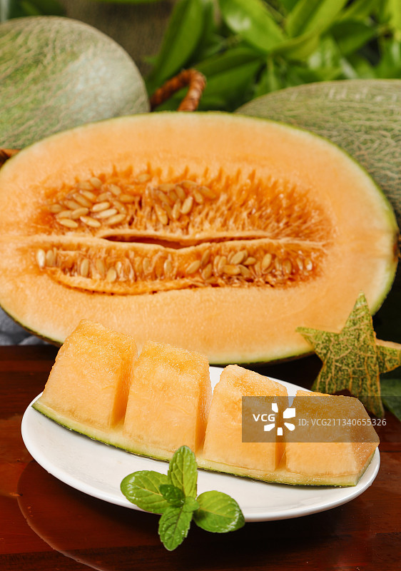 木板上放着切开的新疆西州蜜图片素材