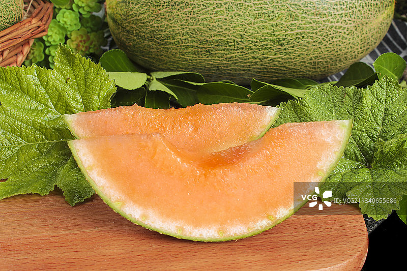 木底上放着新疆哈密瓜图片素材