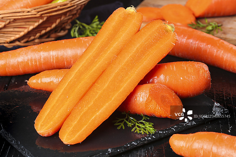 深底上放着新鲜胡萝卜图片素材