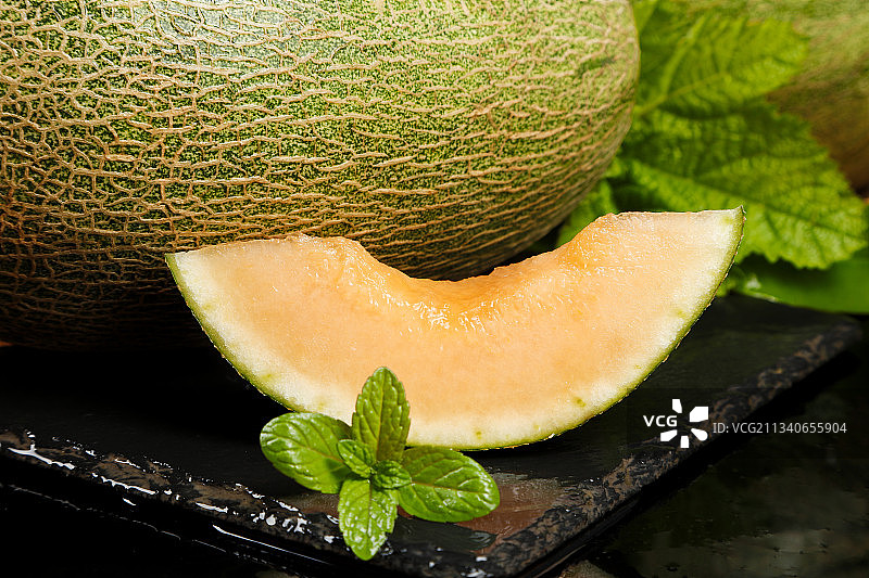 黑底上放着新疆新鲜哈密瓜图片素材
