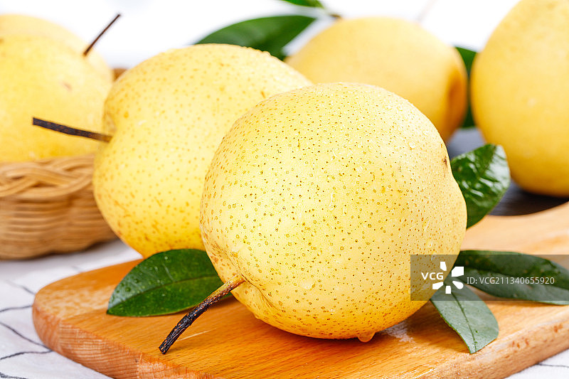 格子底上放着冰糖雪梨图片素材