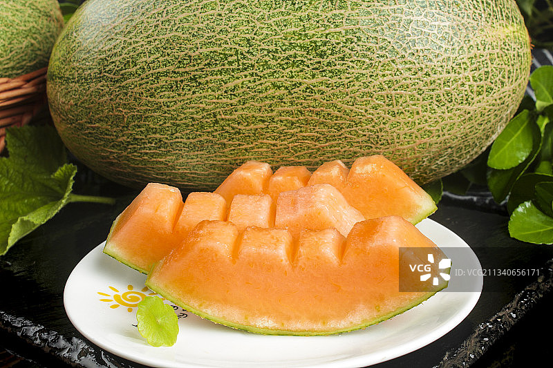 黑底上放着切开的西州蜜25号图片素材