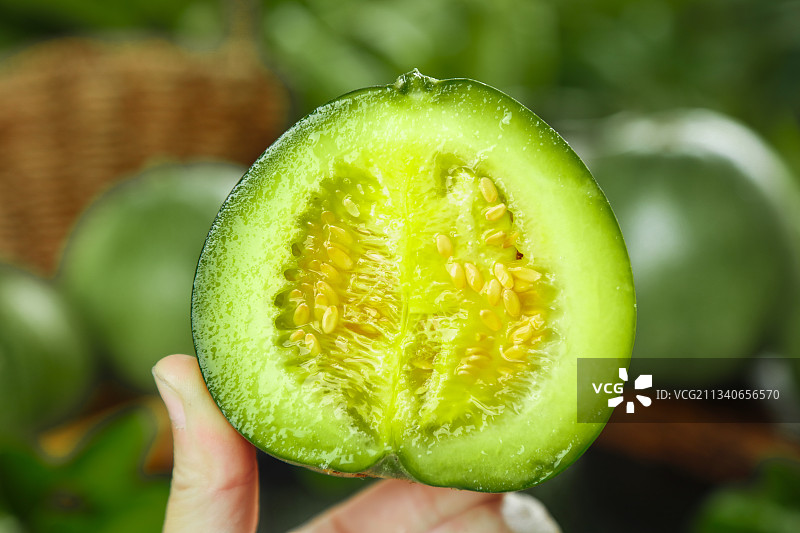 手里拿着绿宝石甜瓜图片素材