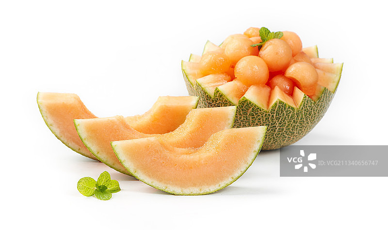 切开的海南西州蜜瓜放在白底上图片素材