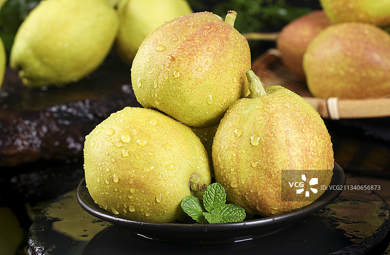 深底上放着新鲜香梨图片素材