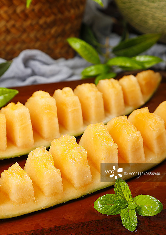 木板上放着切开的新疆西州蜜图片素材