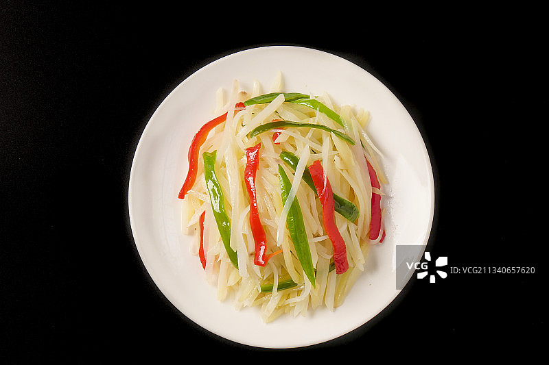 黑底上放着一盘清炒土豆丝图片素材