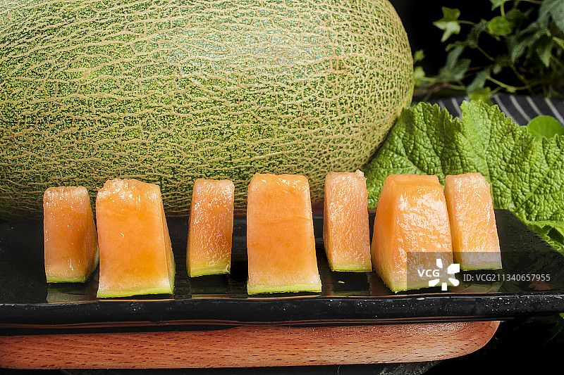 木底上放着新疆哈密瓜图片素材