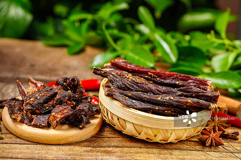 手撕牛肉干放在木底上图片素材