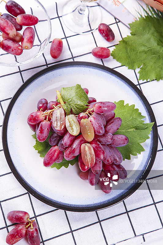 盘子里面装着切开美人指葡萄图片素材