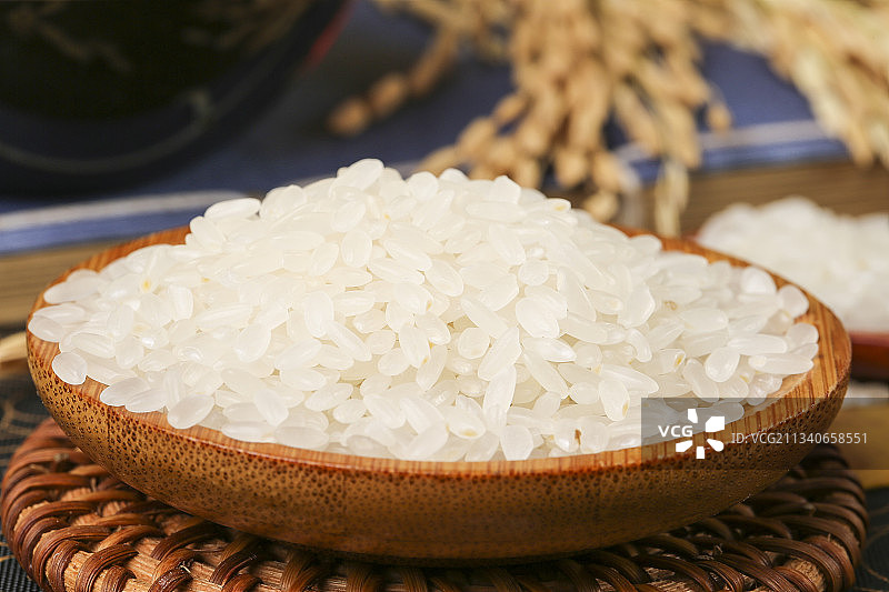 深底上放着一盘五常大米图片素材