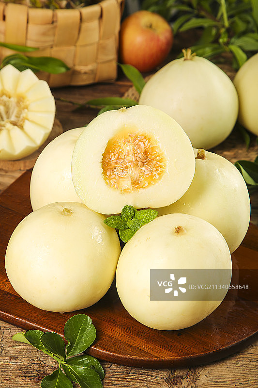 木板上放着切开的陕西阎良甜瓜图片素材