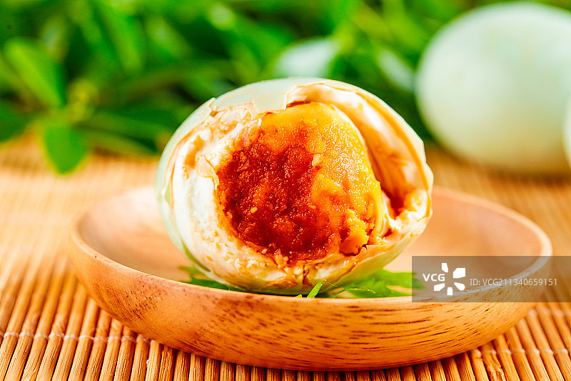 木底上放着高邮咸鸭蛋图片素材