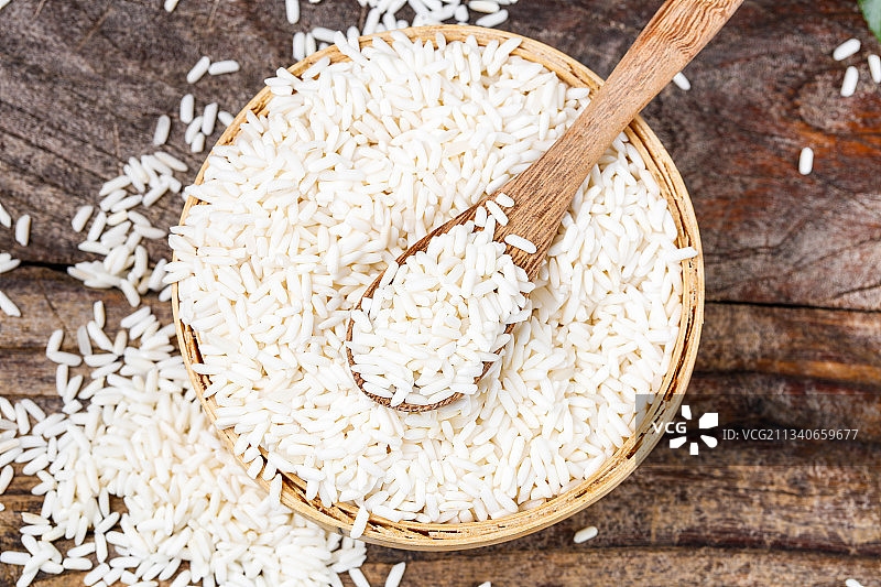 木底上放着一碗长糯米图片素材