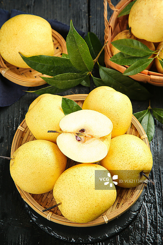 深底上放着一篮雪梨图片素材