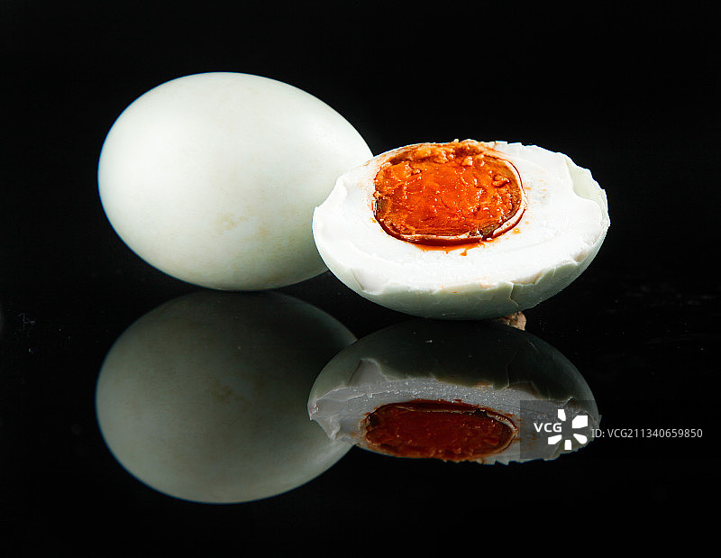 黑底上放着高邮咸鸭蛋图片素材