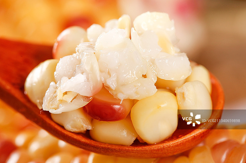 勺子里装着糯玉米粒图片素材