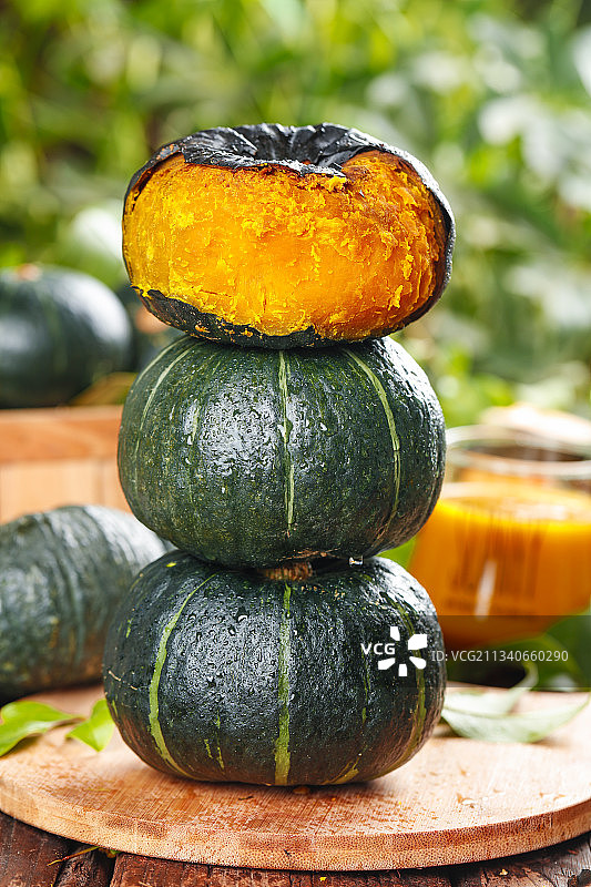 木底上放着贝贝南瓜图片素材