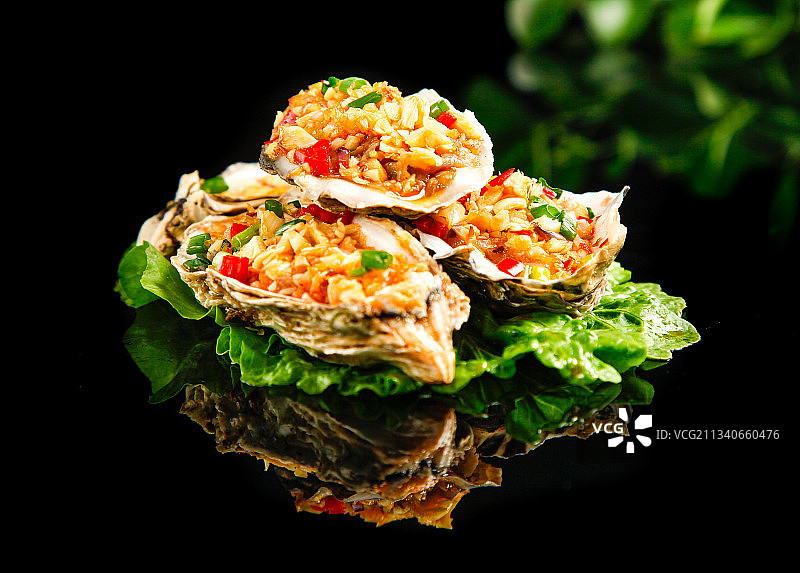 黑底上的蒜蓉生蚝图片素材