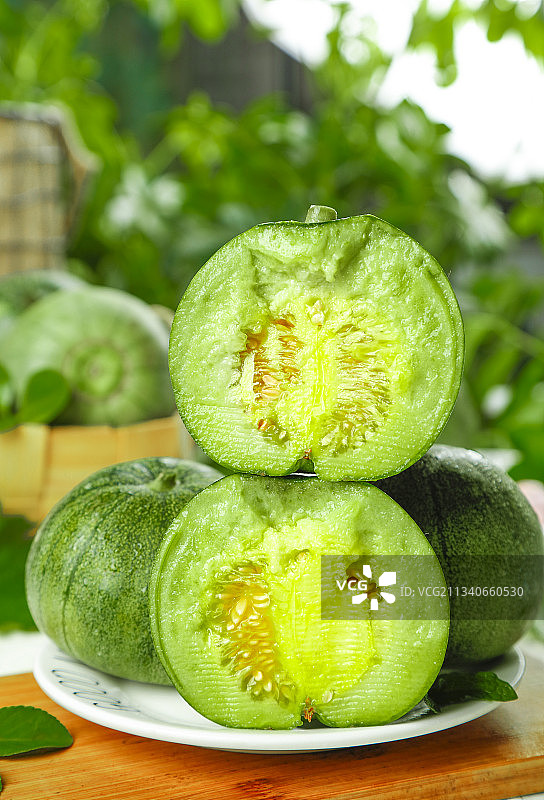 盘子里装着掰开的绿宝石甜瓜图片素材