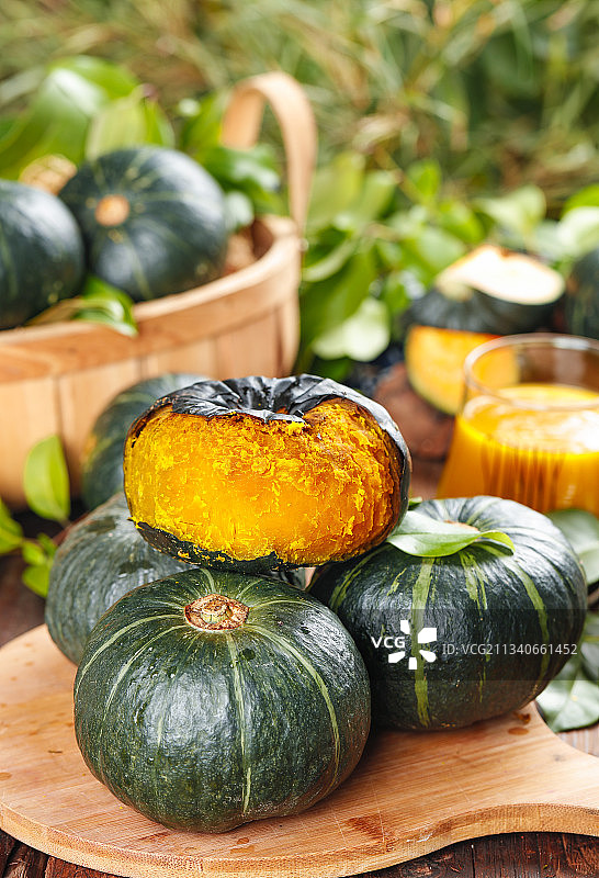 木底上放着贝贝南瓜图片素材