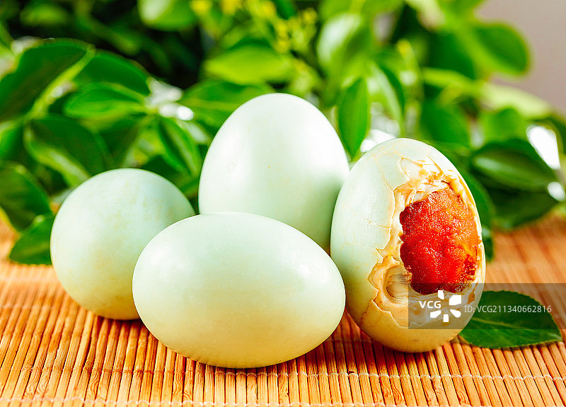 浅底上的咸蛋图片素材