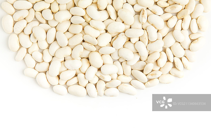 新鲜白芸豆放在白底上图片素材