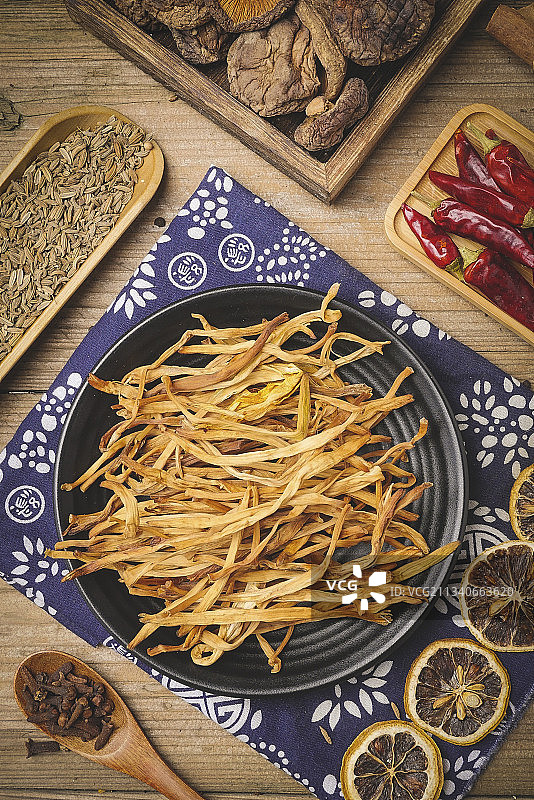 木底上放着一盘黄花菜图片素材