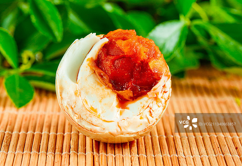 木底上放着高邮咸鸭蛋图片素材