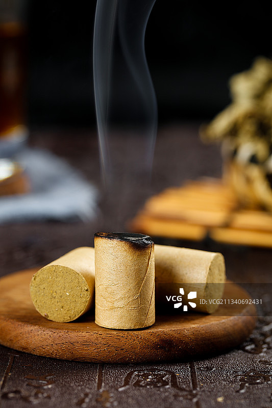 木底上放着艾条图片素材