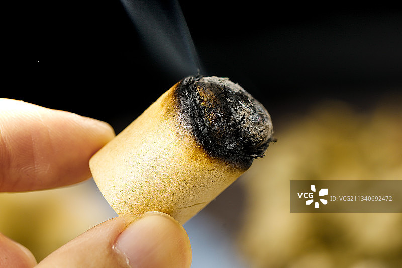 手里拿着艾条图片素材