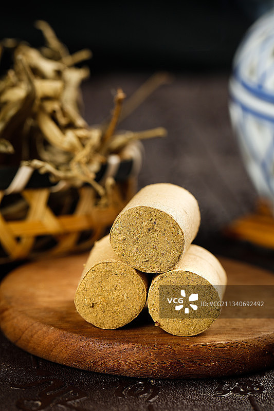 木底上放着艾条图片素材