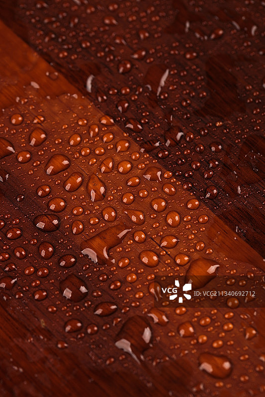 深底上放着红木板图片素材