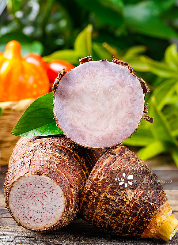 木底上堆放着紫藤毛芋图片素材