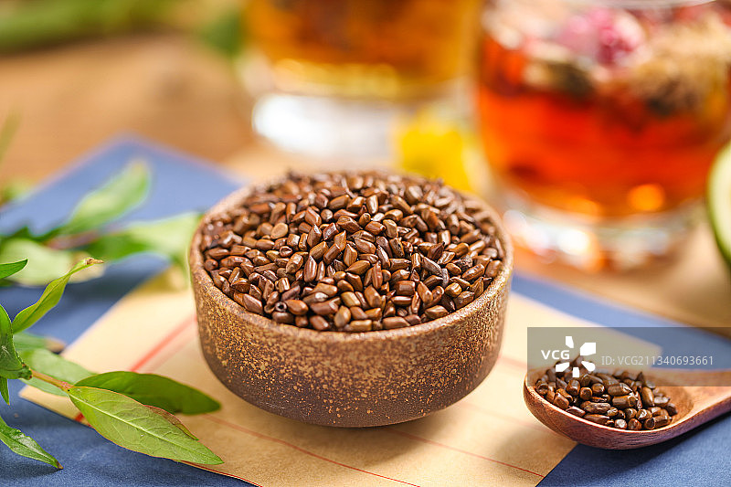 信纸上放着一碗决明子图片素材