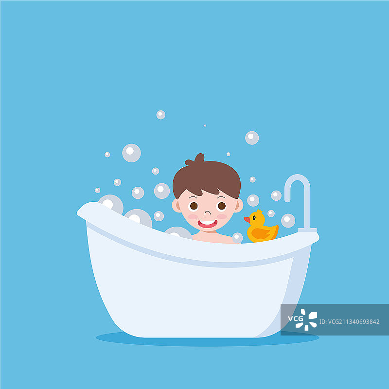 浴室里有微笑男孩的白色浴缸图片素材