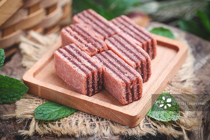 木底上放着一盘山楂块图片素材