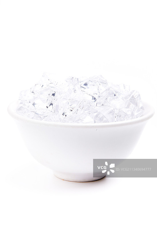 白底上放着一碗冰块图片素材