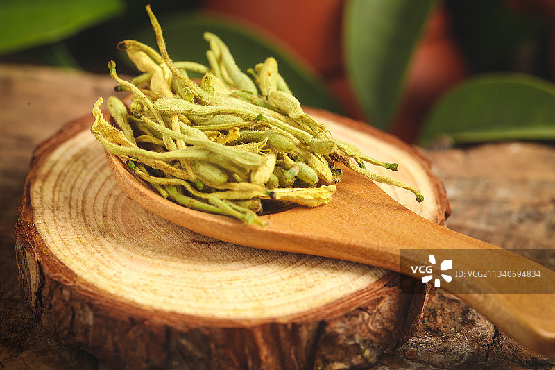 勺子里的金银花茶图片素材