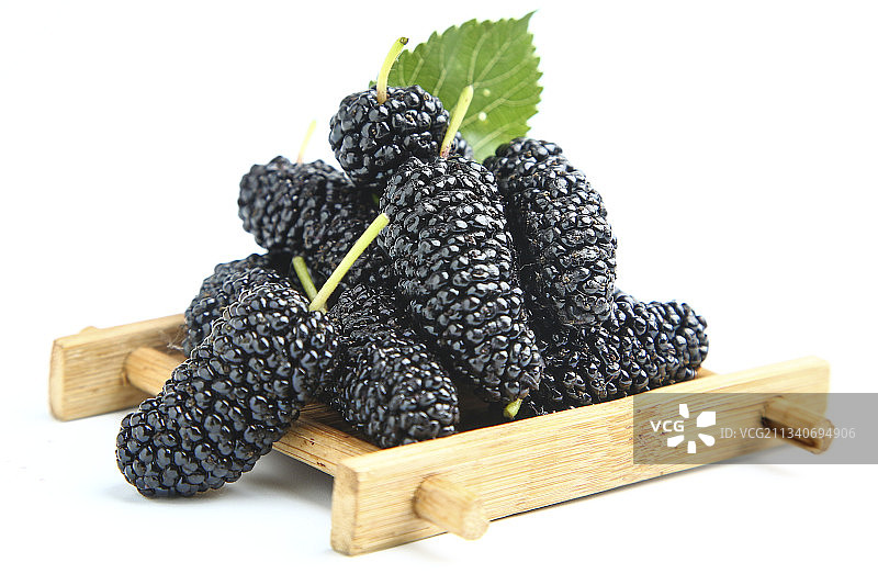 白底上放着一堆桑葚图片素材