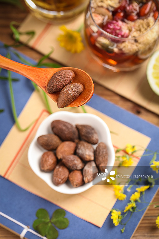 碟子里的胖大海干果图片素材