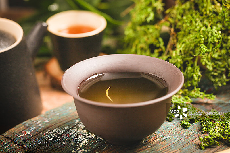 木底上放着一杯铁观音茶图片素材