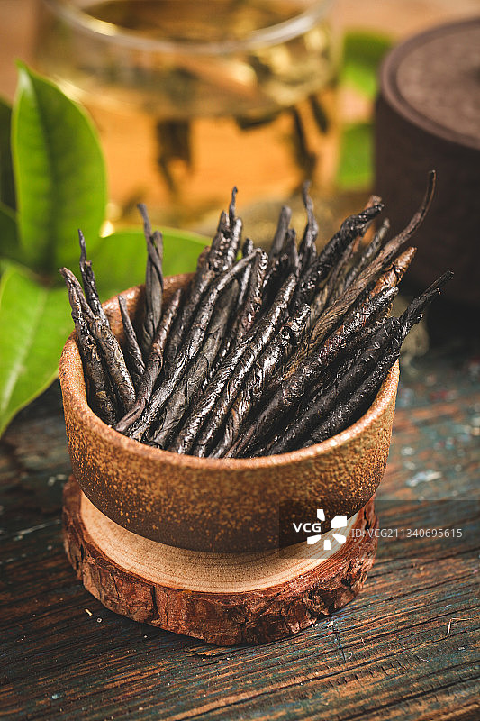 木底上放着苦丁茶图片素材