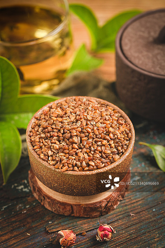 木底上放着苦荞茶图片素材