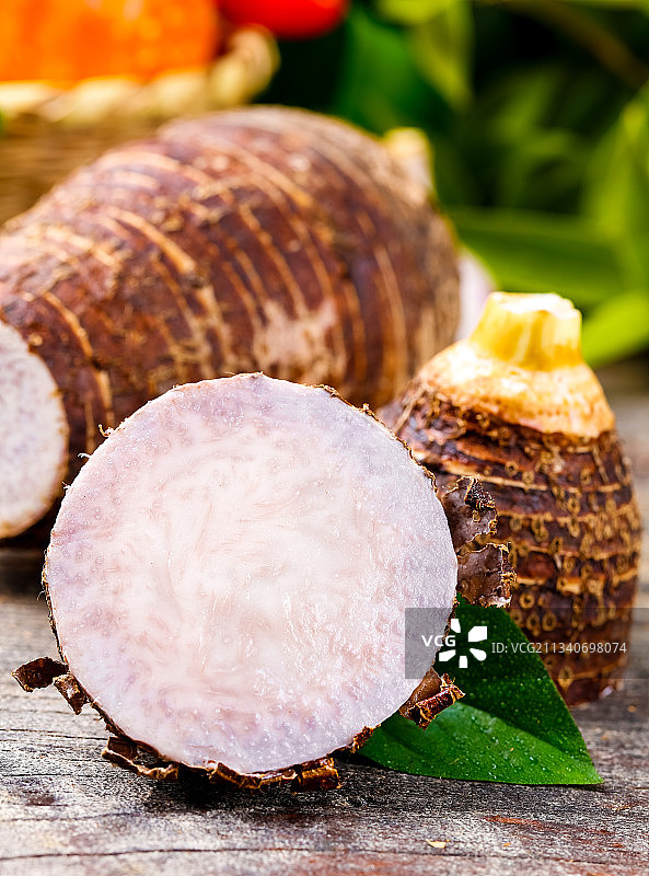 木底上放着紫藤毛芋图片素材