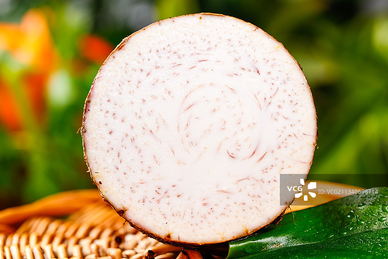 竹篮上的香芋切片图片素材