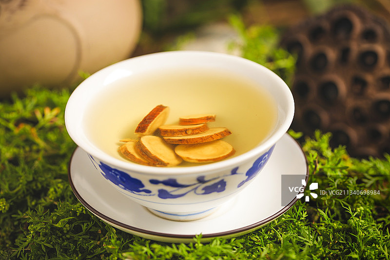 一杯泡水的甘草片图片素材